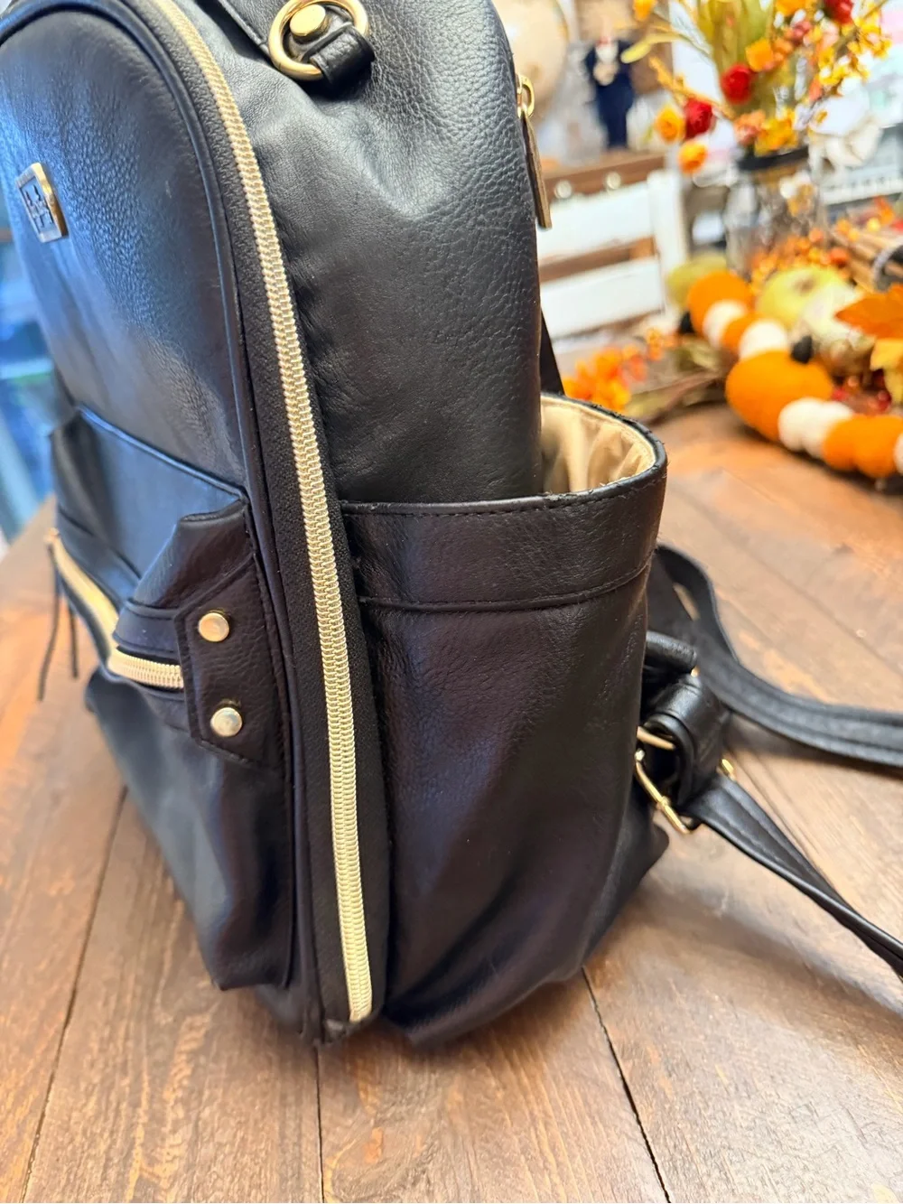 Itzy Ritzy Mini Plus Black Gold Vegan Leather Diaper Bag Backpack Noir